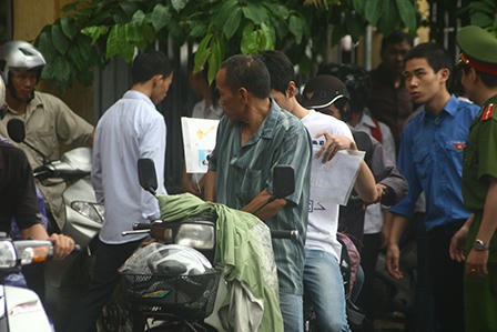 Sĩ tử đội mưa làm thủ tục thi ĐH đợt 2